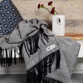 Koc wełniany RURU czarny z frędzlami 145x200