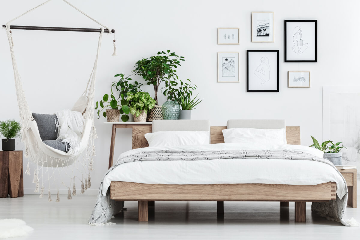 drewniane łóżko w przytulnej sypialni