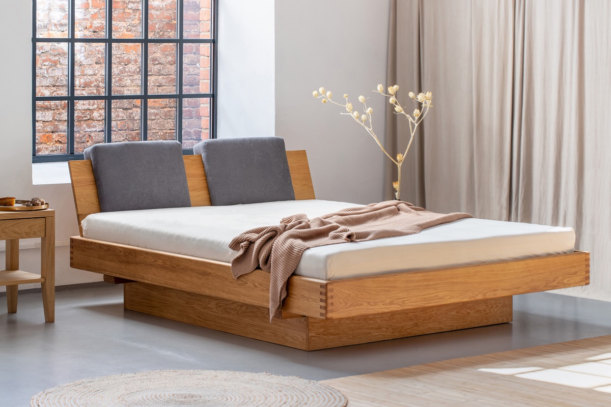 Fot. MILANO – lewitujące łóżko dębowe z pojemnikiem i pięknie wybarwionym drewnem świetnie prezentujące się między innymi w surowych, nowoczesnych aranżacjach.