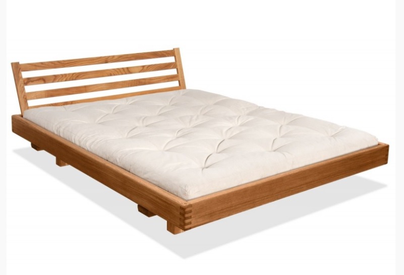 drewniane łóżko w stylu boho