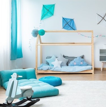 Pokój dziecięcy z łóżkiem i futonem – naturalnym, bawełnianym materacem dla dzieci.