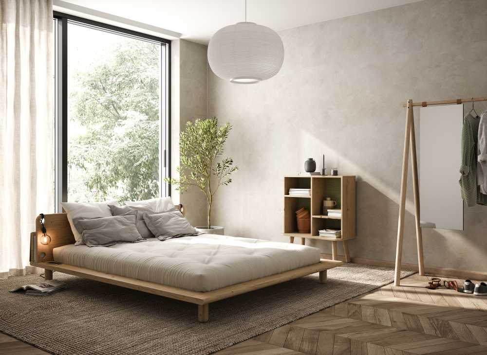 Sypialnia scandi boho – jasna, duża, przytulna przestrzeń, naturalne kolory i materiały, minimalistyczne łóżko drewniane i charakterystyczne dodatki.